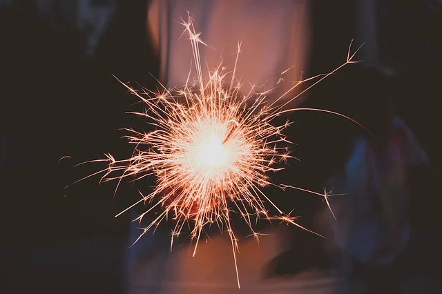 Новый год! И новые мечты! Новые желанья и надежды! Чтобы было больше красоты, Чтобы было лучше, чем как прежде! Чтоб добром нас радовали люди, Чтоб удачно бизнес шел! Кто искал, на