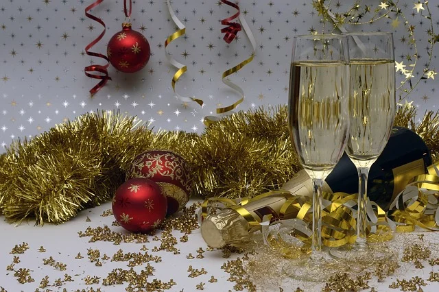 Уважаемые партнеры! Дорогие сотрудники! С Новым 2010 годом Вас! С Рождеством! Добра Вам и тепла! Счастья и удачи! Волшебства и ярких впечатлений! Веселых праздников!